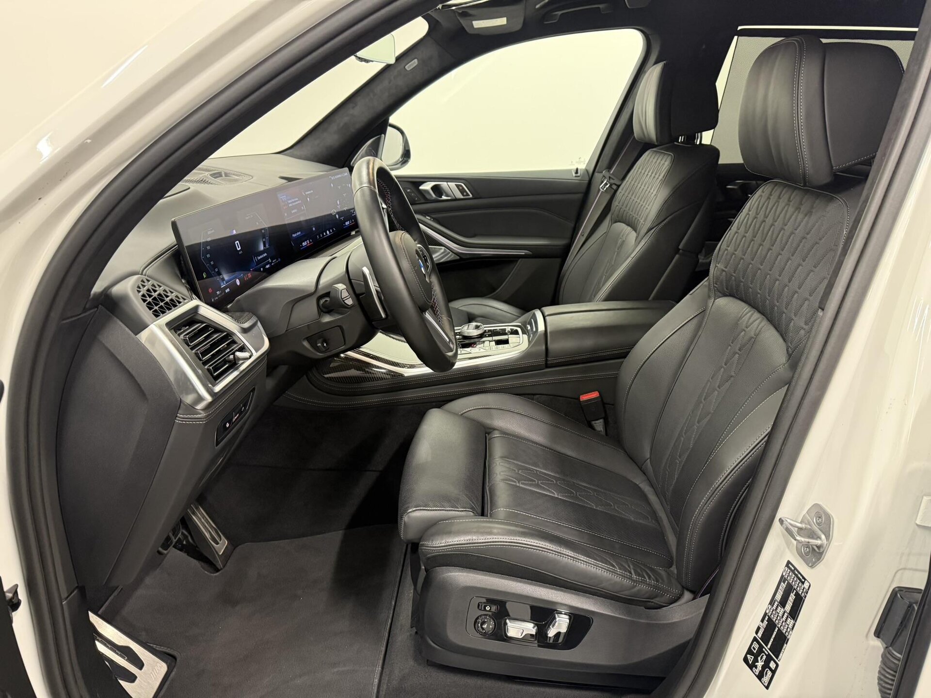 BMW X7 M60i xDrive | facelift | skladem | české předváděcí auto | velké sportovní luxusní SUV | benzín V8 biturbo | bílá Alpine| černá kůže | maximální výbava | VIP sleva | ihned k předání | nákup online | AUTOiBUY.com